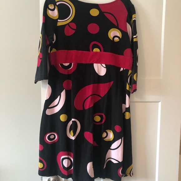Black, v-neck dress with circle design and 3/4 length sleeve - Picture 6 of 6